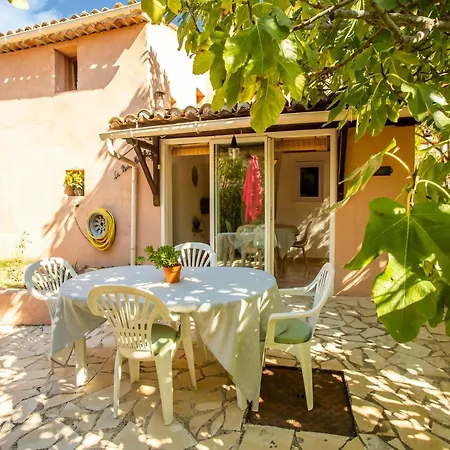 Cosy Vacation With Terrace 度假居 Berre-des-Alpes
